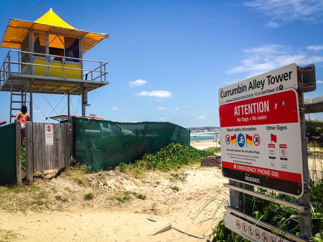 Playa con una torre de vigilantes